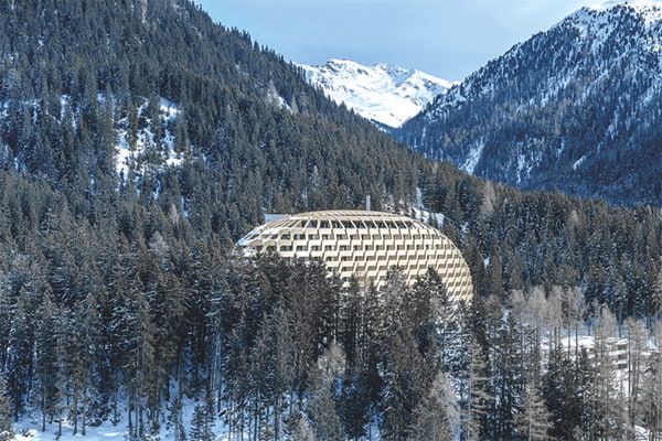 Gebaeudehuelle-des-Hotels-Intercontinental-Davos